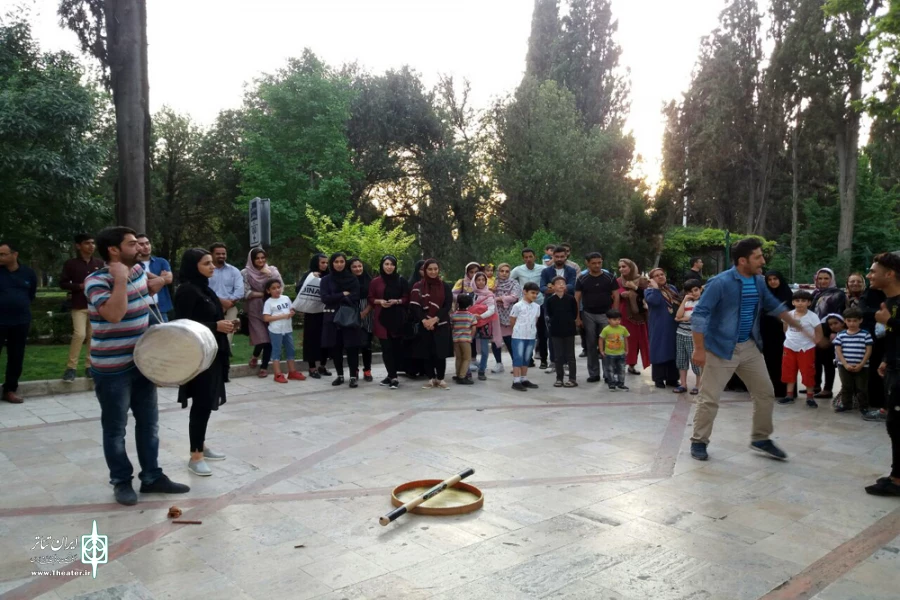 نمایش خیابانی «پیک نیک با طعم عشق و جنگ»